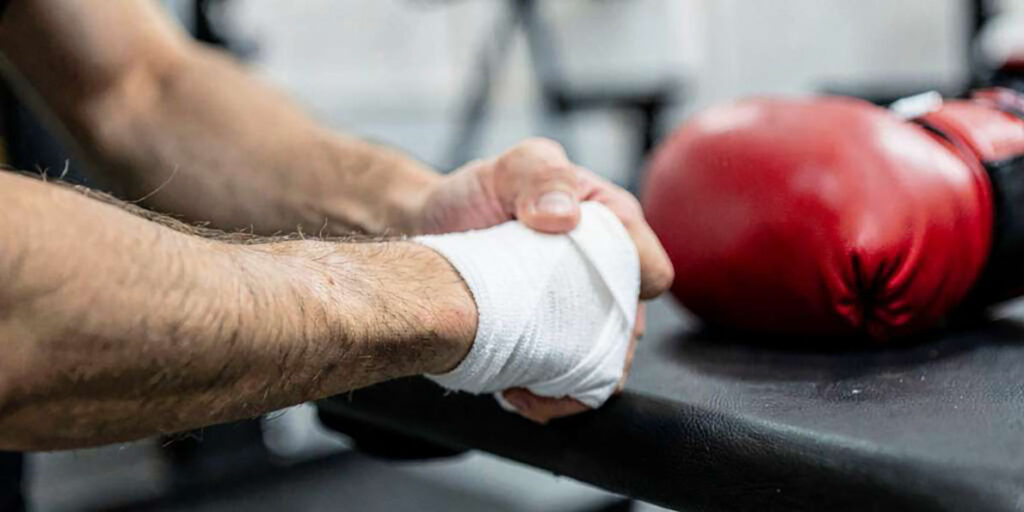 Cómo poner una venda en la mano para boxeo